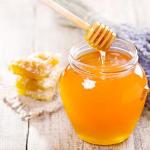 Si ta përdorni siç duhet mjaltin dhe pse nuk mund të hani shumë mjaltë?