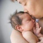 Perché un neonato ha il mento che trema?