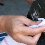 Cum vă puteți curăța fierul de călcat acasă de depuneri de calcar și de carbon