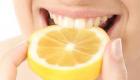 Bielenie zubov citrónom