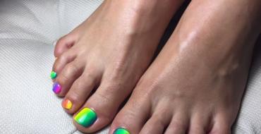 В какъв цвят да боядисвам ноктите на краката?